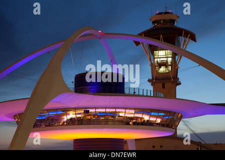 Thème Bâtir et tour de l'Aéroport International de Los Angeles au crépuscule Banque D'Images