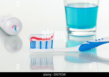 Dentifrice sur une brosse à dents et rincer la bouche pour dans une salle de bains Banque D'Images
