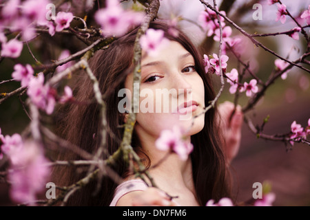 Fille aux fleurs de cerisier, portrait Banque D'Images