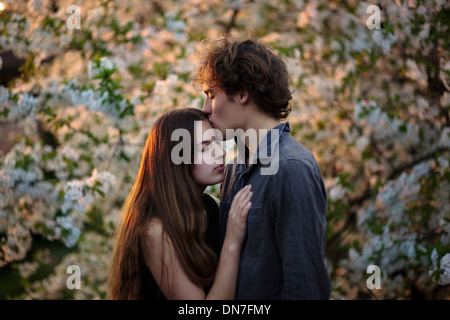 Jeune couple amoureux s'embrasser les yeux fermés Banque D'Images