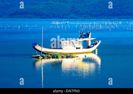 Un tour en bateau sur l'étang à Lang Co town, Hue, Vietnam Banque D'Images