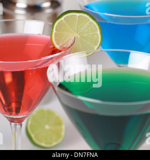 Cocktails tels que Cosmopolitan et curaçao bleu dans les verres Banque D'Images