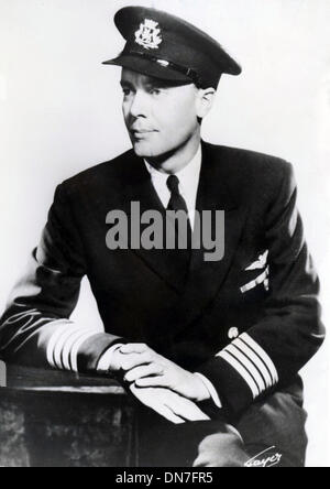 22 octobre 1953 - Londres, Angleterre, Royaume-Uni - Portrait du capitaine A.C. LORAINE, qui sera le commandement de l'B.O.A.C. Stratocruiser dans laquelle la reine et le duc d'Édimbourg commenceront leur tournée du Commonwealth. Banque D'Images