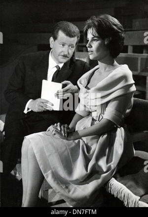 11 mai 1959 - Paris, France - Actrice ANTONELLA LUALDI agissant avec c-star PIERRE BELLEMARE dans une scène du film, 'Match contre la mort,' qui est directeur Claude Bernard Aubert, dernier film. Banque D'Images