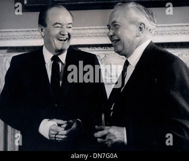 Apr 03, 1967 - Londres, Angleterre, Royaume-Uni - Le Premier Ministre britannique Harold Wilson (R) a une conversation amicale avec le Vice-président américain Hubert Humphrey avant leur dîner ensemble au 10 Downing Street à Whitehall. (Crédit Image : © Keystone Photos/ZUMAPRESS.com) Banque D'Images