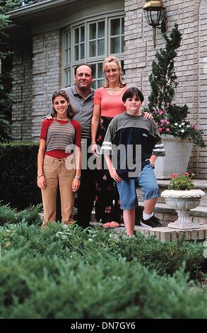 Le 23 novembre 1998 - K15016JBP.The Sopranos.TV-FILM STILL.FOURNI PAR JAMES GANDOLFINI.EDIE FALCO.ROBERT ILER.JAMIE LYNN SIGLER.JAMIE LYNN DISCALA(Credit Image : © Globe Photos/ZUMAPRESS.com) Banque D'Images