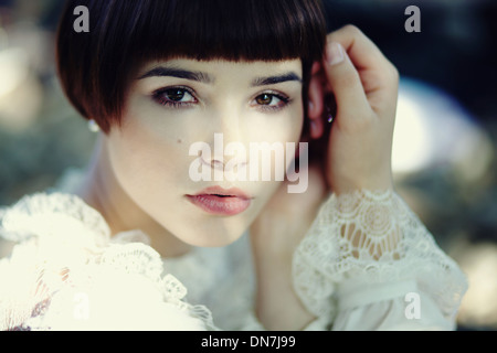 Portrait of a young woman looking at camera Banque D'Images