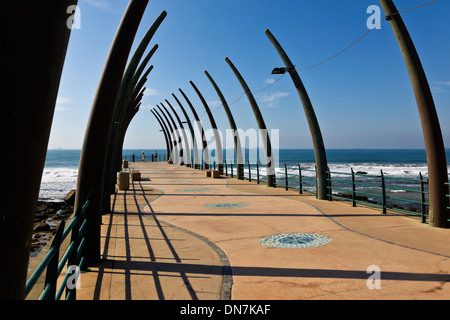 Umhlanga Rocks une station balnéaire populaire en dehors de Durban, Afrique du Sud, cette chambre moderne comprend un quai. Banque D'Images