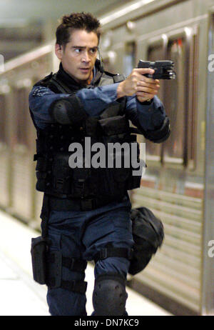 18 novembre 2002 - K46440ES.'' '' SWAT.TV-film.Fourni par Colin Farrell joue S.W.A.T Jim membre de l'équipe Street (Image : © Crédit Photos Globe/ZUMAPRESS.com) Banque D'Images