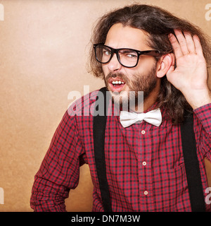 Portrait psychologique d'un mec qui essaie de s'entendre les uns les autres, Style hippie, studio shot. Banque D'Images