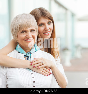 Avec sa fille mère adultes hugging Banque D'Images