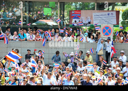 Bangkok, Thaïlande. 18Th Oct, 2013. Des manifestants anti-gouvernement thaïlandais à travers rues mars l'intention de faire pression pour le premier ministre Yingluck Shinawatra démissionne à Bangkok, Thaïlande, le 20 décembre 2013. Credit : Rachen Sageamsak/Xinhua/Alamy Live News Banque D'Images