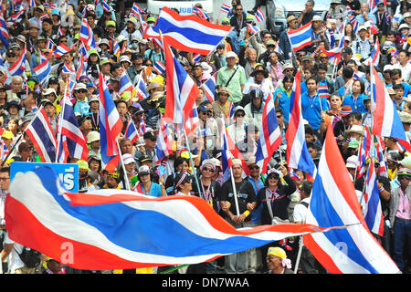 Bangkok, Thaïlande. 18Th Oct, 2013. Des manifestants anti-gouvernement thaïlandais à travers rues mars l'intention de faire pression pour le premier ministre Yingluck Shinawatra démissionne à Bangkok, Thaïlande, le 20 décembre 2013. Credit : Rachen Sageamsak/Xinhua/Alamy Live News Banque D'Images