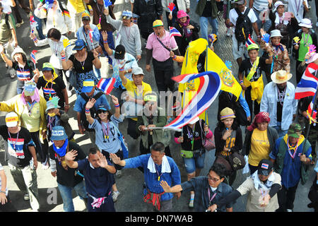 Bangkok, Thaïlande. 18Th Oct, 2013. Des manifestants anti-gouvernement thaïlandais à travers rues mars l'intention de faire pression pour le premier ministre Yingluck Shinawatra démissionne à Bangkok, Thaïlande, le 20 décembre 2013. Credit : Rachen Sageamsak/Xinhua/Alamy Live News Banque D'Images