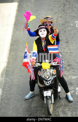 Bangkok, Thaïlande. 18Th Oct, 2013. Deux manifestants anti-gouvernement thaïlandais à travers rues mars l'intention de faire pression pour le premier ministre Yingluck Shinawatra démissionne à Bangkok, Thaïlande, le 20 décembre 2013. Credit : Rachen Sageamsak/Xinhua/Alamy Live News Banque D'Images