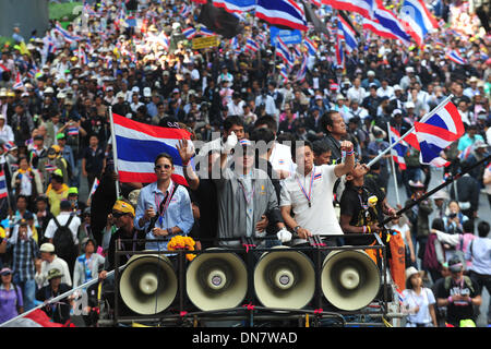 Bangkok, Thaïlande. 18Th Oct, 2013. Des manifestants anti-gouvernement thaïlandais à travers rues mars l'intention de faire pression pour le premier ministre Yingluck Shinawatra démissionne à Bangkok, Thaïlande, le 20 décembre 2013. Credit : Rachen Sageamsak/Xinhua/Alamy Live News Banque D'Images