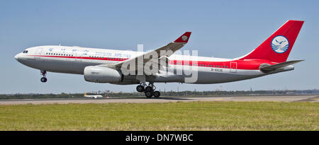 Sydney, Australie. 18Th Oct, 2013. Un Airbus A330 avion de la Sichuan Airlines atterrit à l'aéroport de Sydney, Sydney, Australie, le 20 Déc., 2013. Un passager A330 Sichuan Airlines avion pour Sydney a quitté l'Aéroport International Jiangbei de Chongqing Municipalité vendredi matin, marquant l'ouverture de la première liaison aérienne directe reliant l'ouest de la Chine avec la ville d'Australie. © Jin Linpeng/Xinhua/Alamy Live News Banque D'Images