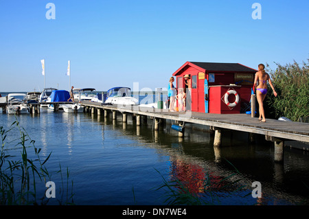 Pier et petit port de plaisance à Goehren beach, Fleesensee, lacs de Mecklembourg, Mecklembourg Poméranie occidentale, l'Allemagne, de l'Europe Banque D'Images