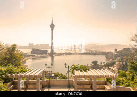 La tour de Macau vu de la colline de Penha, un bâtiment historique, restaurant et tour d'observation à Macao, RAS de Chine Banque D'Images