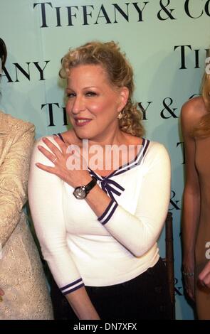 18 juillet 2000 - K26056JKRON LANCEMENT DE TIFFANY'S NOUVELLE CRÉATION LA MARQUE TIFFANY, NYC 09/05/02. JOHN KRONDES/ 2002..BETTE MIDLER(Image Crédit : © Globe Photos/ZUMAPRESS.com) Banque D'Images