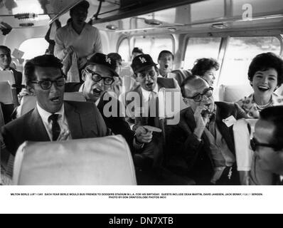 20 mars 2001 - Milton Berle anniversaire. Chaque année, LES AMIS DE BERLE BUS STADE DODGERS DE LOS ANGELES. Pour son anniversaire. Invités : DEAN MARTIN, DAVID JANSSEN, Jack Benny, POLLY BERGEN. . DON ORNITZ/(Image Crédit : © Globe Photos/ZUMAPRESS.com) Banque D'Images