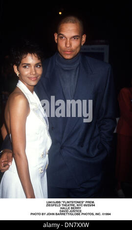 20 avril 2001 - L8415JBB :''FLINTSTONES'' PREM..Ziegfeld Theatre, NYC 05/23/94.Halle Berry.DAVID JUSTICE. JOHN BARRETT/(1994 Image : © Crédit Photos Globe/ZUMAPRESS.com) Banque D'Images