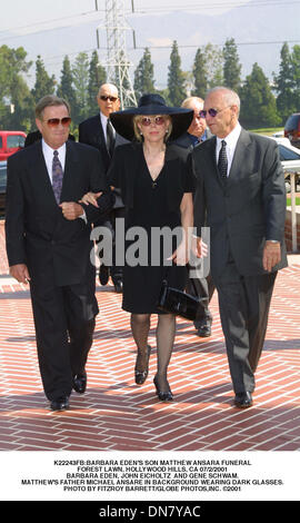 2 juillet 2001 - K22243FB:BARBARA EDEN'S FILS MATTHIEU ANSARA FUNERAL.Forest Lawn, à Hollywood Hills, CA 07/2/2001.BARBARA EDEN, JOHN EICHOLTZ ET GENE SCHWAM..MATTHEW LE PÈRE MICHAEL ANSARE EN ARRIÈRE-PLAN Le port de lunettes noires.. FITZROY BARRETT/(2001 Image Crédit : © Globe Photos/ZUMAPRESS.com) Banque D'Images