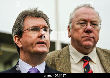 Belfast, Irlande du Nord. 20 déc 2013 - Jeffrey Donaldson et Mervyn Gibson arrivent à représenter la DUP à l'Haass discussions sur la questions de l'Irlande du Nord pour l'avenir. Crédit : Stephen Barnes/Alamy Live News Banque D'Images