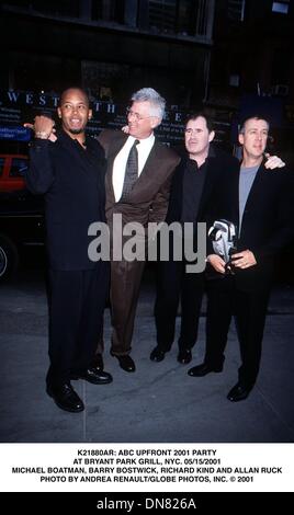 15 mai 2001 - K21880AR : ABC UPFRONT PARTY 2001.au Bryant Park Grill, NEW YORK. 05/15/2001.MICHAEL BOATMAN, Barry Bostwick, RICHARD GENRE ET ALLAN RUCK. ANDREA 2001 RENAULT/(Credit Image : © Globe Photos/ZUMAPRESS.com) Banque D'Images