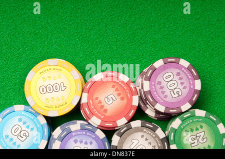 Des jetons de poker sur table verte Banque D'Images