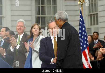 8 mai 2002 - K24986AR : CÉRÉMONIE D'OUVERTURE DU TRIBECA FILM FESTIVAL À L'HÔTEL DE VILLE DE NEW YORK 05/08/02. ANDREA 2002 RENAULT/.BILL CLINTON, Jane Rosenthal, MICHAEL BLOOMBERG ET NELSON MANDELA(Image Crédit : © Globe Photos/ZUMAPRESS.com) Banque D'Images