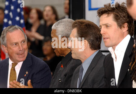 8 mai 2002 - K24986AR : CÉRÉMONIE D'OUVERTURE DU TRIBECA FILM FESTIVAL À L'HÔTEL DE VILLE DE NEW YORK 05/08/02. ANDREA 2002 RENAULT/.MIKE BLOOMBERG, NELSON MANDELA, ROBERT DENIRO ET HUGH GRANT(Image Crédit : © Globe Photos/ZUMAPRESS.com) Banque D'Images