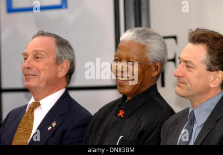 8 mai 2002 - K24986AR : CÉRÉMONIE D'OUVERTURE DU TRIBECA FILM FESTIVAL À L'HÔTEL DE VILLE DE NEW YORK 05/08/02. ANDREA 2002 RENAULT/.MIKE BLOOMBERG, NELSON MANDELA ET ROBERT DENIRO(Image Crédit : © Globe Photos/ZUMAPRESS.com) Banque D'Images