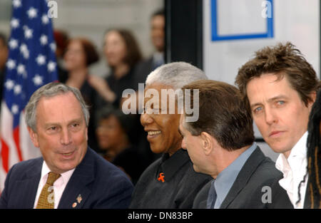 8 mai 2002 - K24986AR : CÉRÉMONIE D'OUVERTURE DU TRIBECA FILM FESTIVAL À L'HÔTEL DE VILLE DE NEW YORK 05/08/02. ANDREA 2002 RENAULT/.MIKE BLOOMBERG, NELSON MANDELA, ROBERT DENIRO ET HUGH GRANT(Image Crédit : © Globe Photos/ZUMAPRESS.com) Banque D'Images