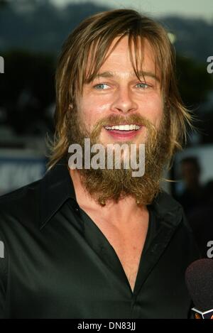 7 août 2002 - K25772FB : ''La bonne fille'' EN PREMIÈRE MONDIALE AU CENTRE DE DESIGN PACIFIQUE DE WEST HOLLYWOOD, CA. 08/07/02. FITZROY BARRETT/ 2002.BRAD PITT(Image Crédit : © Globe Photos/ZUMAPRESS.com) Banque D'Images