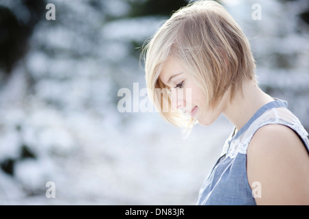 Portrait d'une jeune femme dans la neige