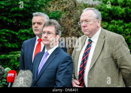 Belfast, Irlande du Nord. 20 déc 2013 - Jonathan Bell, Jeffrey Donaldson et Mervyn Gibson arrivent à représenter la DUP à l'Haass discussions sur la questions de l'Irlande du Nord pour l'avenir. Crédit : Stephen Barnes/Alamy Live News Banque D'Images