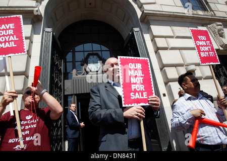 Travailleurs et travailleuses des postes et les militants de la Communication Workers Union de protestation devant le siège de la Royal Mail Banque D'Images