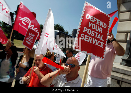 Travailleurs et travailleuses des postes et les militants de la Communication Workers Union de protestation devant le siège de la Royal Mail Banque D'Images