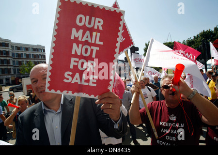 Travailleurs et travailleuses des postes et les militants de la Communication Workers Union de protestation devant le siège de la Royal Mail Banque D'Images