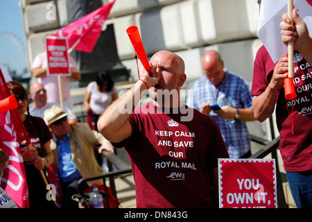 Travailleurs et travailleuses des postes et les militants de la Communication Workers Union de protestation devant le siège de la Royal Mail Banque D'Images