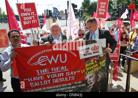 Travailleurs et travailleuses des postes et les militants de la Communication Workers Union de protestation devant le siège de la Royal Mail Banque D'Images