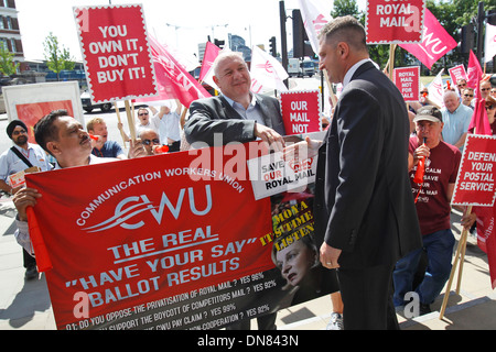 Travailleurs et travailleuses des postes et les militants de la Communication Workers Union de protestation devant le siège de la Royal Mail Banque D'Images