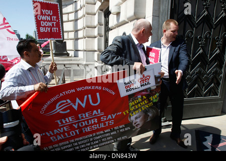 Travailleurs et travailleuses des postes et les militants de la Communication Workers Union de protestation devant le siège de la Royal Mail Banque D'Images