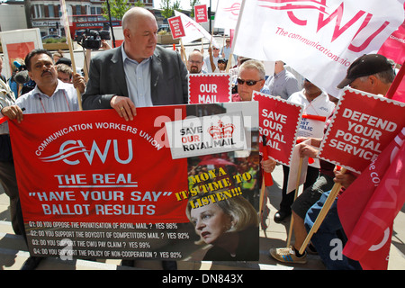 Travailleurs et travailleuses des postes et les militants de la Communication Workers Union de protestation devant le siège de la Royal Mail Banque D'Images