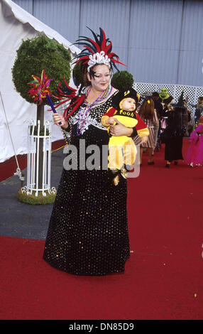 29 octobre 2001 - K23187AG : 8E CONGRÈS ANNUEL DE L'HALLOWEEN DE RÊVE .BARKER HANGER, Santa Monica, CA 10/27/2001.CAMRYM MANHEIM ET FILS MILO. AMY GRAVES/(2001 Image : © Crédit Photos Globe/ZUMAPRESS.com) Banque D'Images