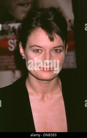 20 novembre 2001 - K23422EX : SPY GAME WORLD PREMIER.Théâtre National, WESTWOOD CA. 11/19/2001 CATHERINE McCORMACK. ED GELLER/(2001 Image : © Crédit Photos Globe/ZUMAPRESS.com) Banque D'Images