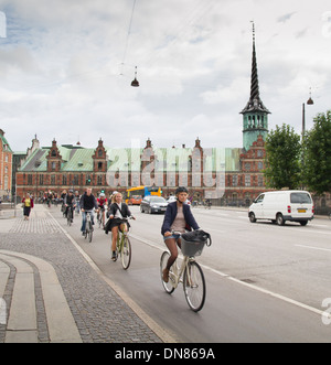 Les cyclistes dans le centre de Copenhague, Danemark Banque D'Images