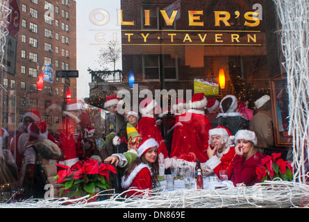 New York, NY - 11 décembre 2010 Santas combler un bar dans le Village de l'Ouest au cours de Santacon ©Stacy Walsh Rosenstock/Alamy Banque D'Images