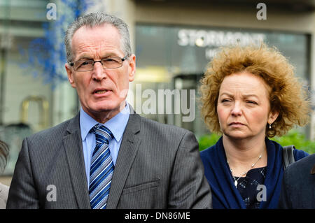 Belfast, Irlande du Nord. 20 déc 2013 - Sinn Fein, dirigée par Gerry Kelly, arriver à l'Haass discussions sur la questions de l'Irlande du Nord pour l'avenir. Crédit : Stephen Barnes/Alamy Live News Banque D'Images